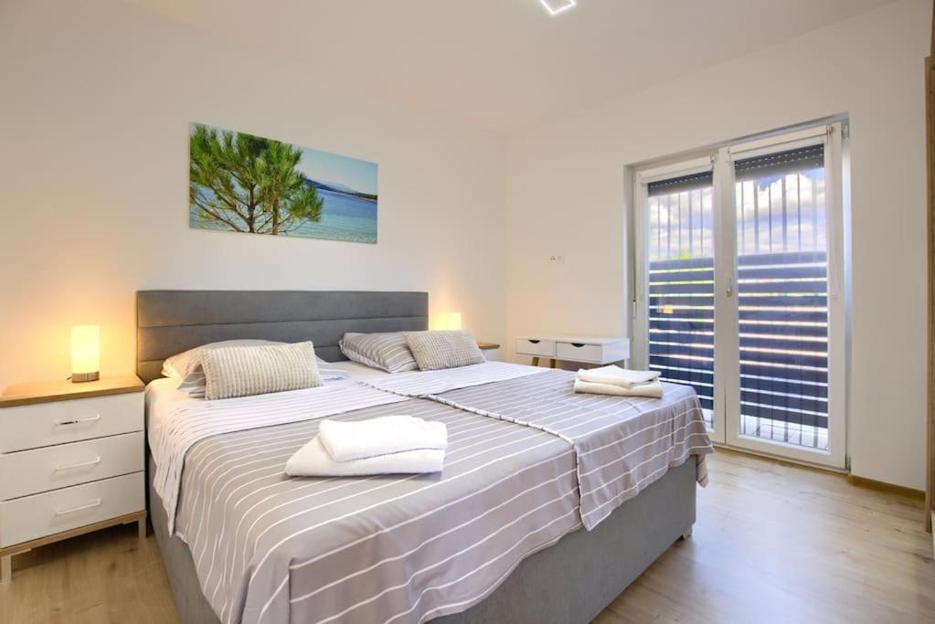 Apartment Sunrise Fuer 6 Personen In Pula-Stinjan Exterior foto